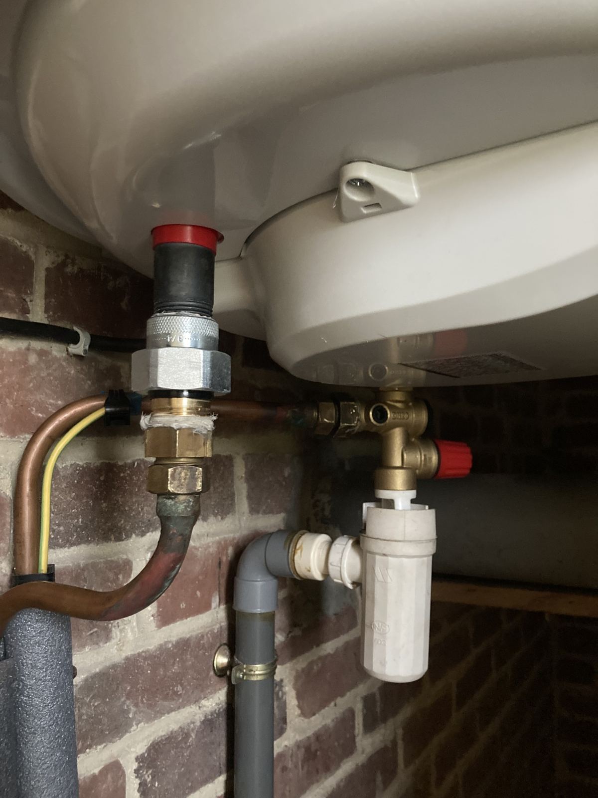 Raccord isolant diélectrique posé sur le chauffe-eau