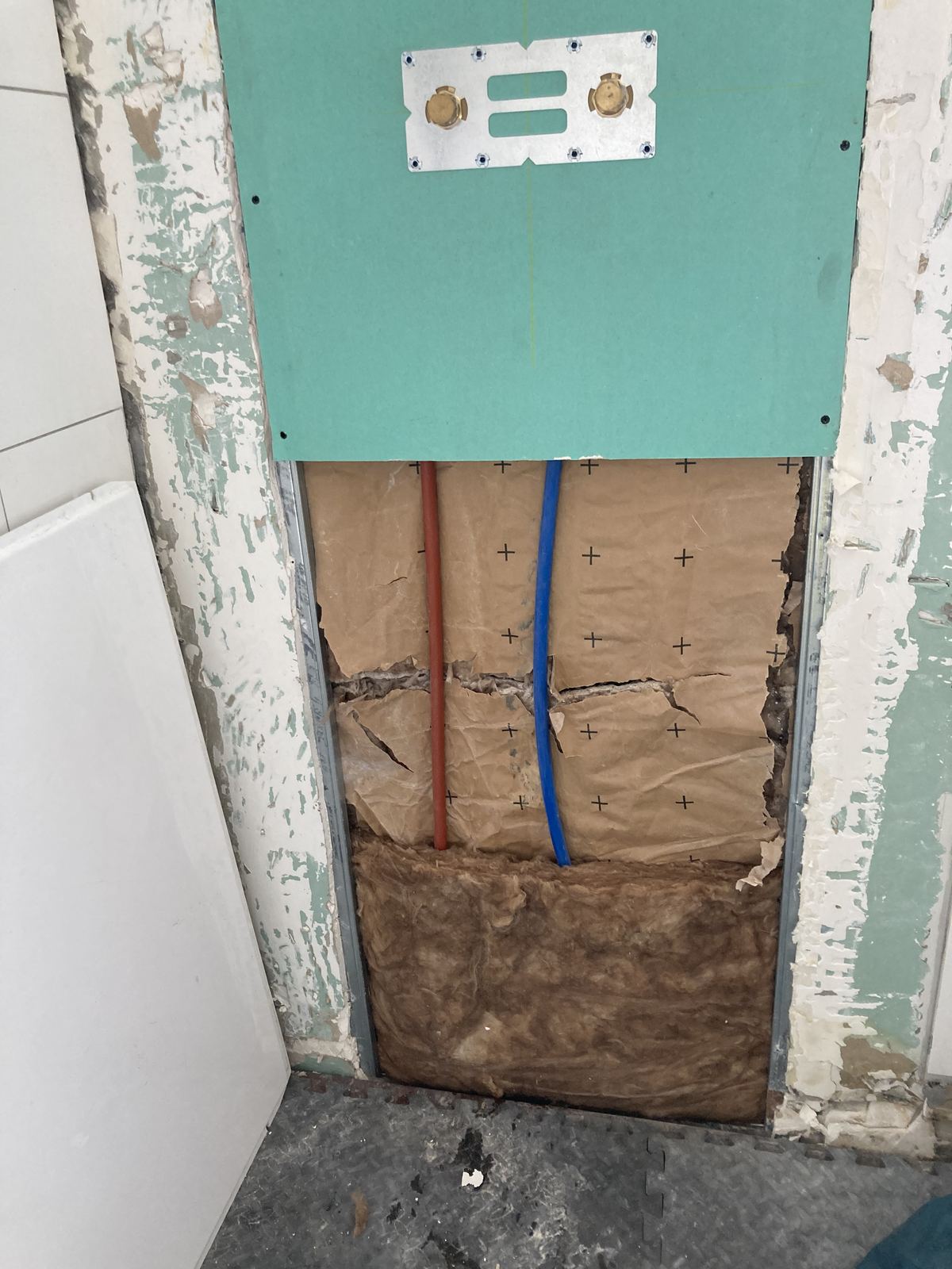Mur ouvert pour reprise des arrivées d'eau de la douche
