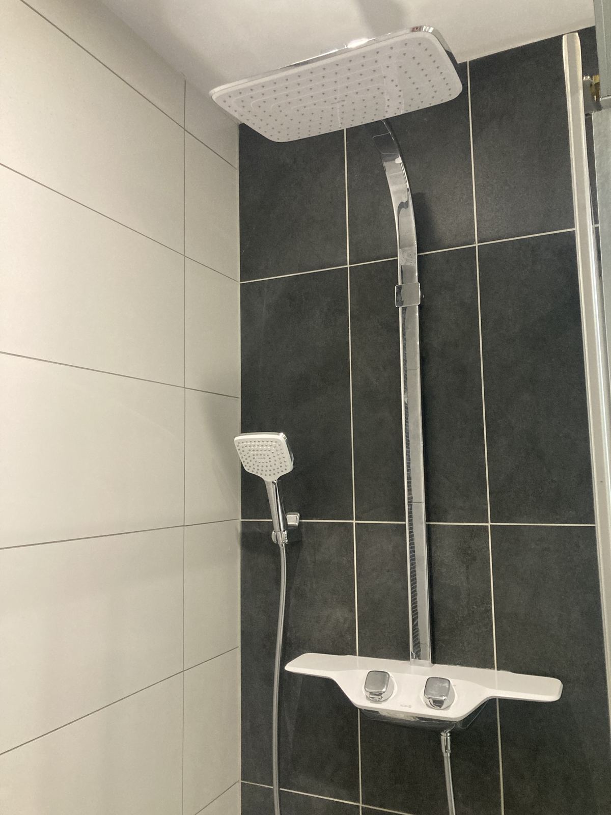 Douche rénovée avec faïence neuve