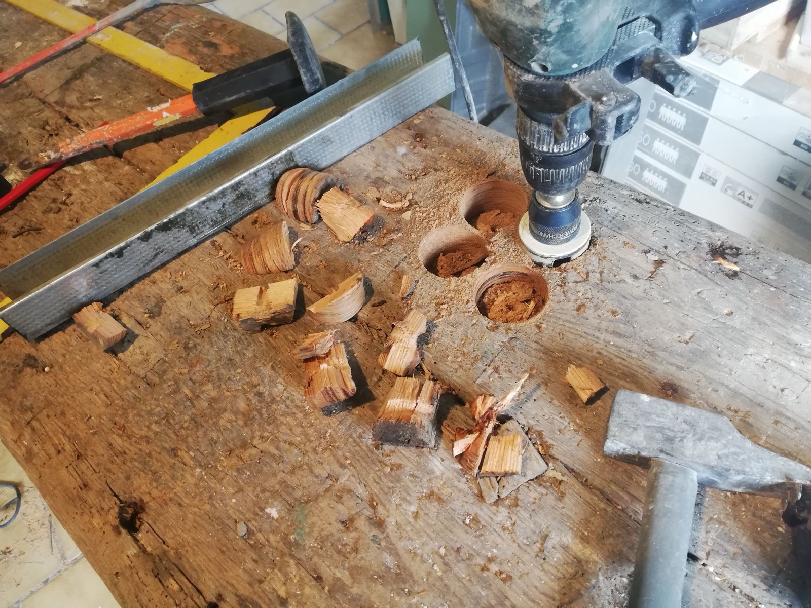 Perçage du plateau pour l'encastrement des vasques