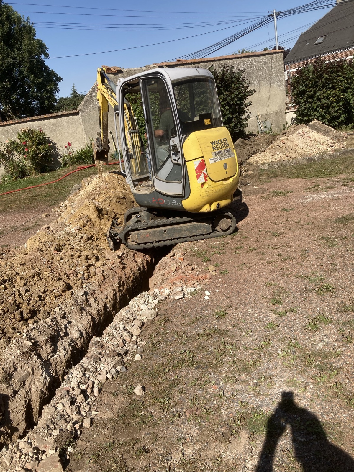 Terrassement à la mini-pelle pour la pose de la canalisation d'alimentation en eau potable