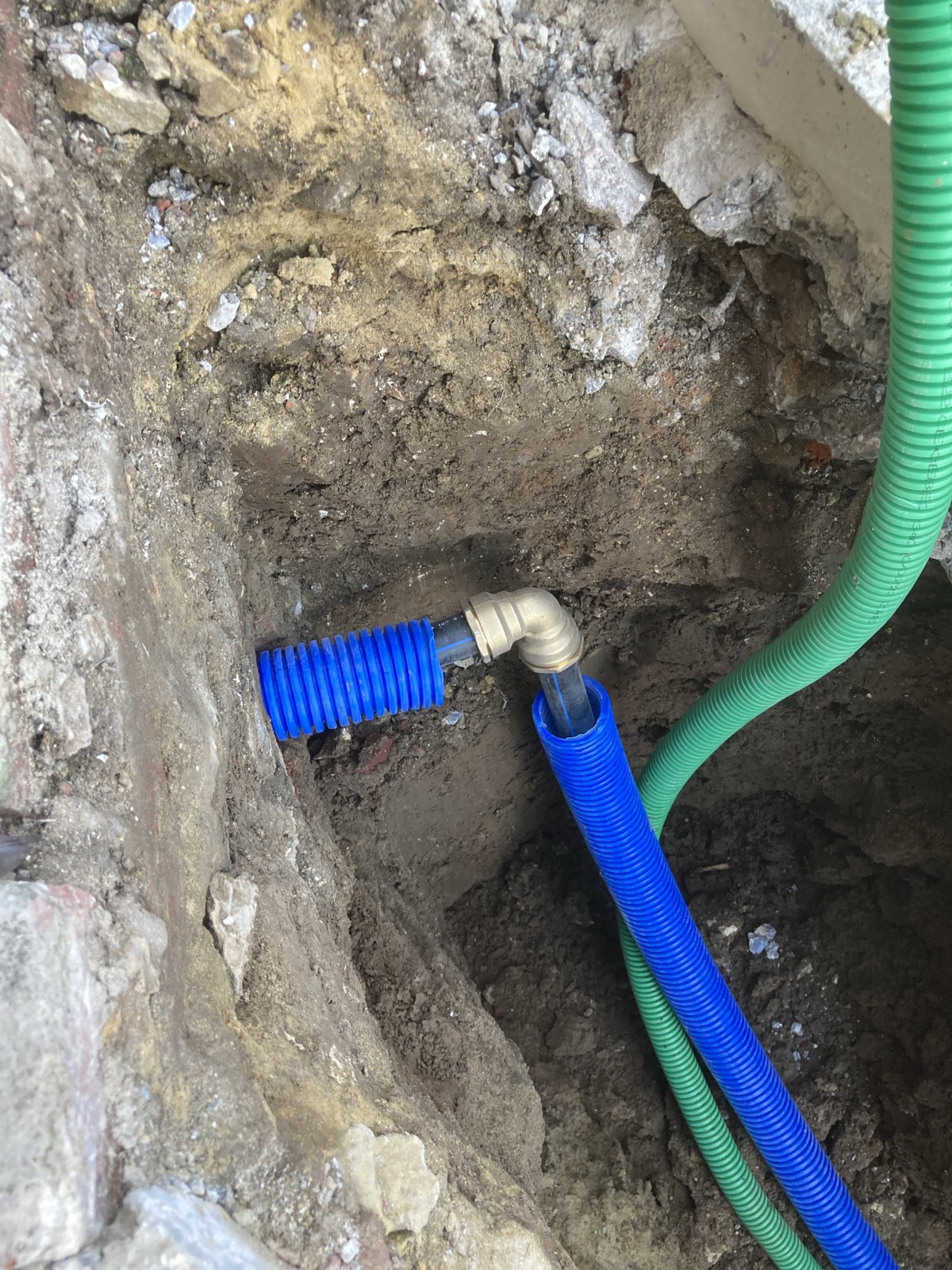 Raccord laiton sur tuyau PEHD sous gaine TPC bleue, avec la gaine électrique du client